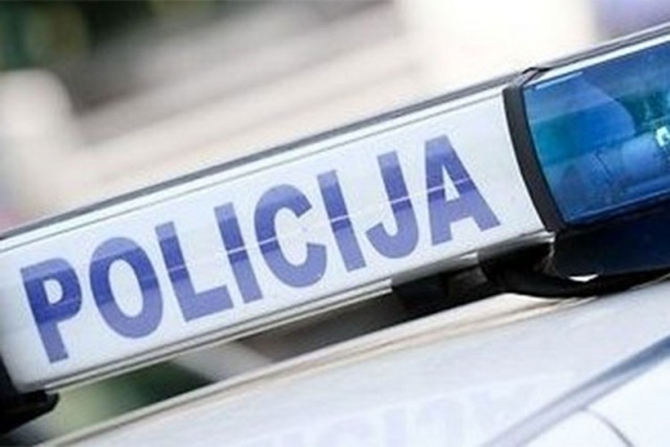 Voz udario kamion, povrijeđen vozač