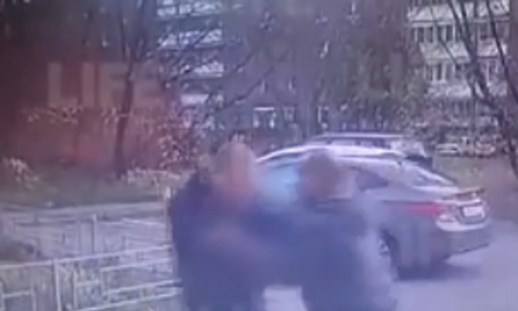 Stao da zatraži upaljač pa morao da se bori za život, sve snimljeno