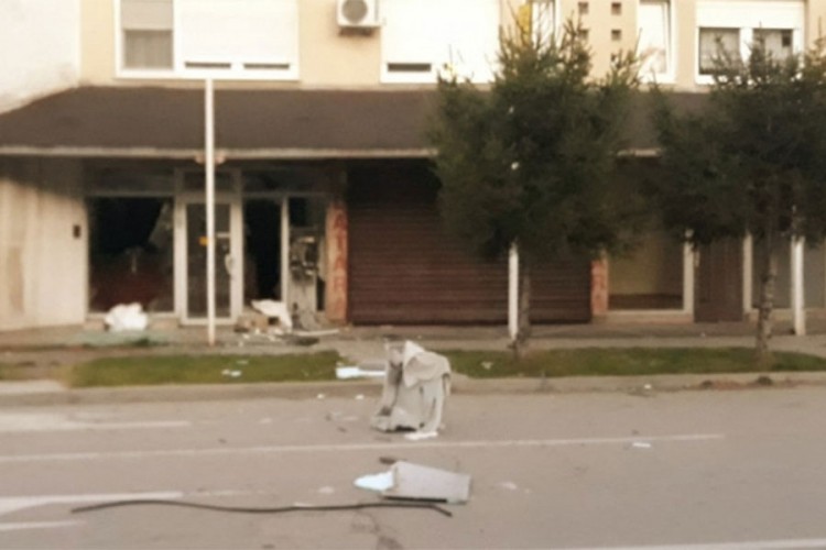 Raznijeli pa odnijeli bankomat