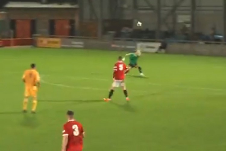 Gol glavom sa polovine terena