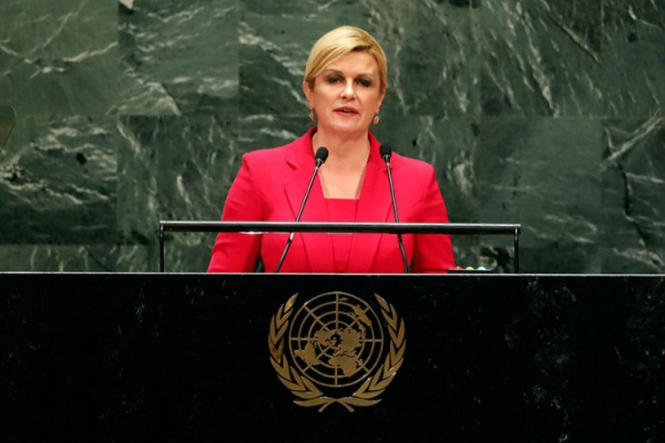 Kolinda Grabar Kitarović na koncertu Prljavog kazališta u kožnoj jakni