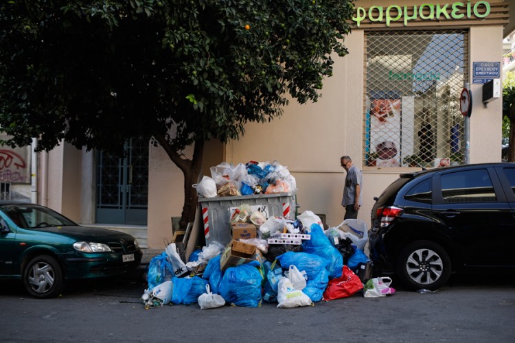 Ulice Atine pod smećem zbog štrajka