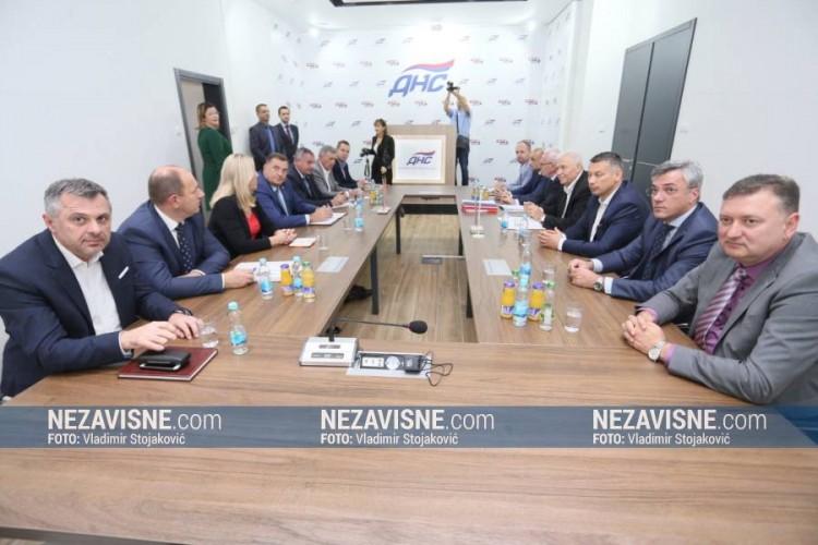 Počeo sastanak SNSD-a i DNS-a