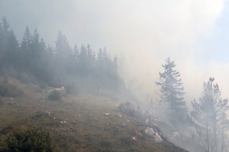 Helikopter OS BiH gasi požar na Romaniji, očekuje se jedan iz Srpske
