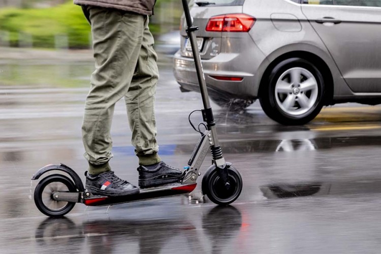 Francuska donijela stroga pravila o električnim trotinetima