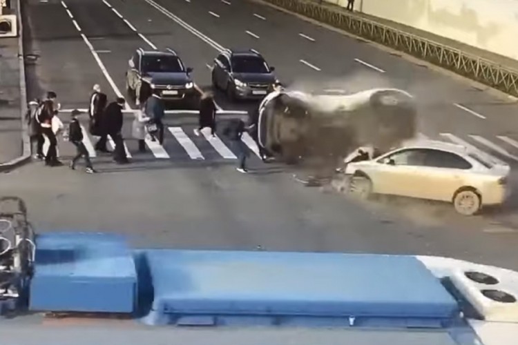 Uznemirujući snimak: Automobili nakon sudara "pokosili" pješake