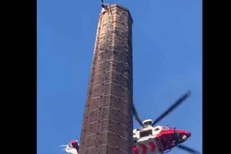 Umro muškarac koji je 14 sati visio naopako s dimnjaka