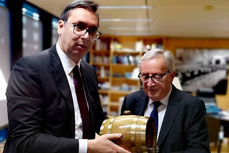 Vučić poklonio Junkeru vinjak star 40 godina