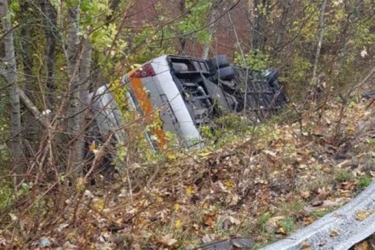 Prevrnuo se autobus kod Šujice, tri osobe povrijeđene