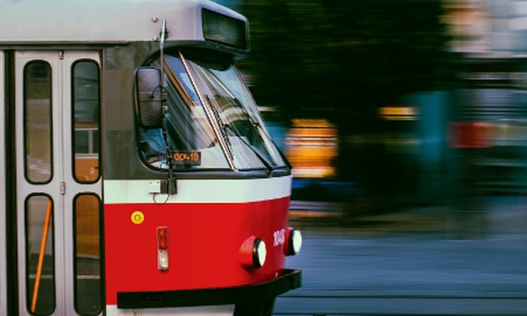 Pješak pretrčavao prugu u Sarajevu, udario ga tramvaj