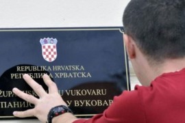 Obustavljen postupak protiv veterana koji je razbijao ćirilične ploče