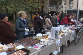 Prodajom kolača pomažu oboljeloj sugrađanki