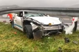 Skupim Poršeom se zabila u zaštitnu ogradu na autoputu