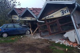 Uletio automobilom u kafanu