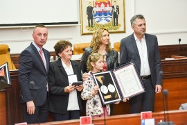 Uručena odlikovanja porodicama 33 poginula borca Vojske RS