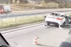 Težak udes na autoputu kod Visokog, BMW potpuno smrskan