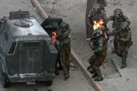 Demonstranti u Čileu zapalili policajke Molotovljevim koktelom