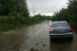 Saobraćaj otežan, kolovozi mokri i klizavi