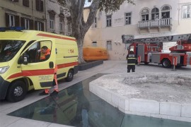 Muškarac prijeti skokom sa zgrade u Zadru