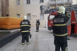 Muškarac koji je prijetio skokom sišao sa zgrade i odšetao