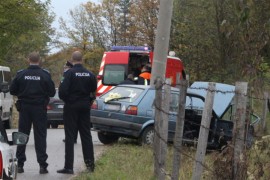 Golfom sletjela s puta, povrijeđeno i dijete