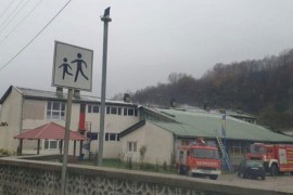 Izgorio krov škole, vatrogasac povrijeđen