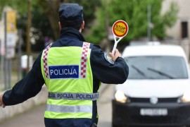 Policajac slučajno sam sebe upucao u glavu