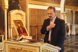 Ambasador Godfri o razlozima zašto se krsti sa tri prsta