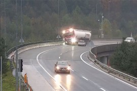 Stravičan snimak nesreće u Sloveniji: Kamion pao s nadvožnjaka ...