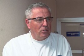 Napadnuti ljekar KCUS-a na protestu: Zabio mi je cijev revolvera na vrat