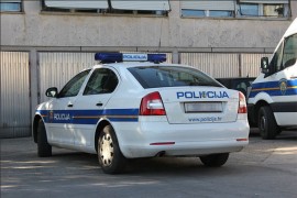 Policajac koji se upucao bori se za život