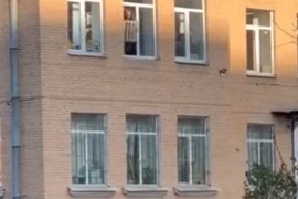 Skočio kroz prozor policijske stanice s radijatorom oko ruke