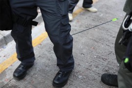 Sukobi u Hongkongu, policajac pogođen strijelom