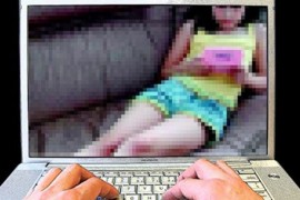 Zbog pornografije privedene dvije osobe, za jednom se traga
