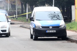 Bježao od policije, sletio s puta, pa mu našli 5.000 kutija cigareta
