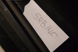 Mislili da je iz Beograda pa mu izduvali gumu uz poruku "Srbine"