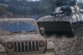 Off-road okršaj Jeepa i samohodne haubice