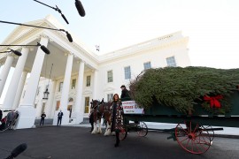 Melanija dočekala božićnu jelku ispred Bijele kuće