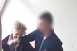 Učenik i nastavnica se potukli na času, ostali snimali