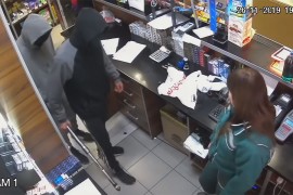 Tinejdžeri upali sa šipkama, opljačkali pumpu pa otišli na pivo