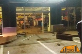 Ukradenim autom probili izlog i za minutu opljačkali radnju