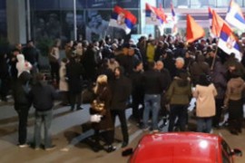 Predstavnici Dveri blokirali zgradu RTS-a