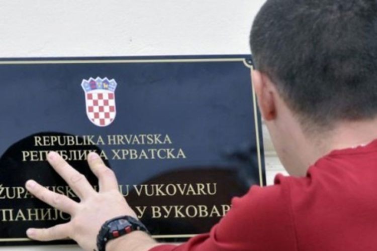 Obustavljen postupak protiv veterana koji je razbijao ćirilične ploče