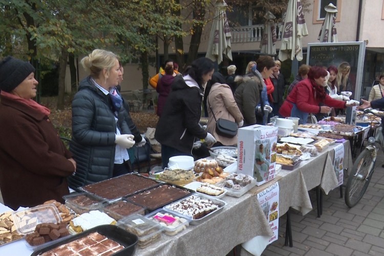 Prodajom kolača pomažu oboljeloj sugrađanki