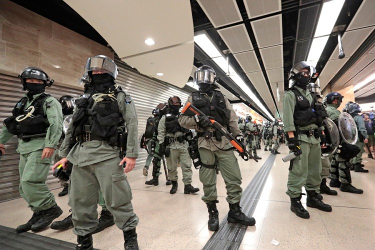 Haos na protestima u Hong Kongu: Muškarac odgrizao uvo političaru