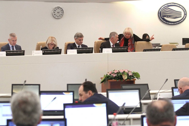 Rasprava o izborima bacanje prašine u oči