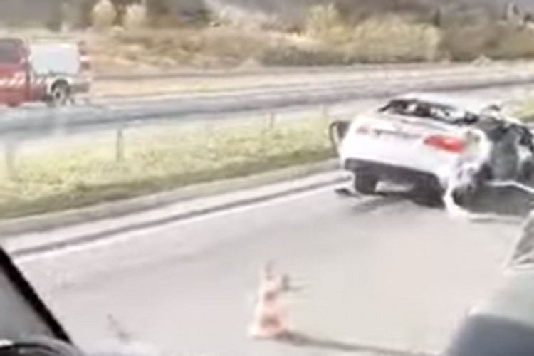 Težak udes na autoputu kod Visokog, BMW potpuno smrskan