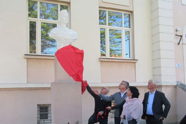 U Zemunu otkrivena biste kraljice Marije