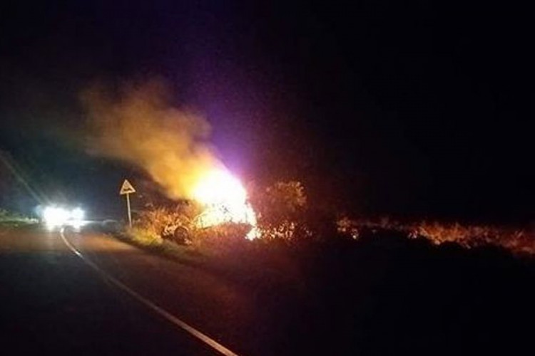 Auto sletio s puta i zapalio se, pet osoba povrijeđeno
