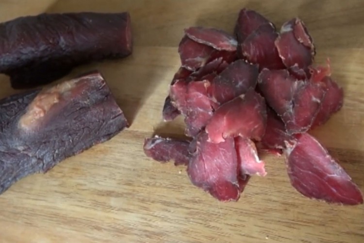 Upao u market i ukrao suvo meso